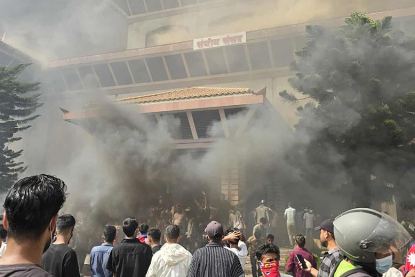 आन्दोलनकारीको निशानामा परेको सङ्घीय संसद् भवनको यस्तो छ क्षति विवरण